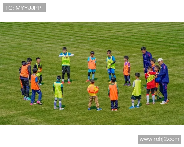 足球明星在训练场上的精彩瞬间内景照片展示他们的激情与努力 足球明星在训练场上的精彩瞬间内景照片展示他们的激情与努力